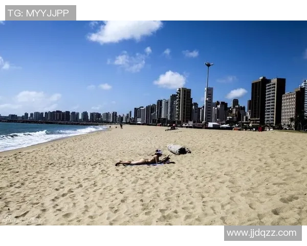 比基尼时尚演变与文化象征探索：从海滩到街头的独特魅力